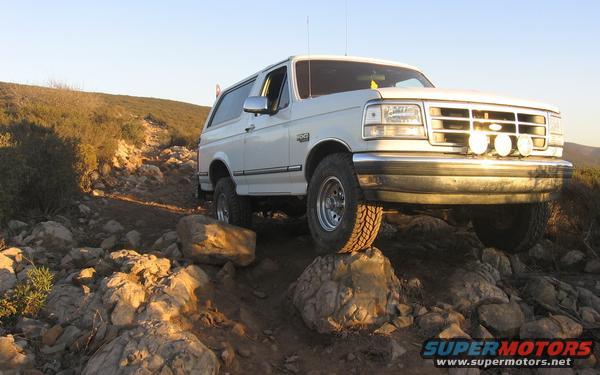 bronco-vd.jpg Big rocks on 31's