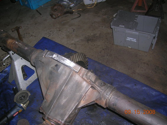 dscn2763.jpg trimming the bottom of the 14 bolt.