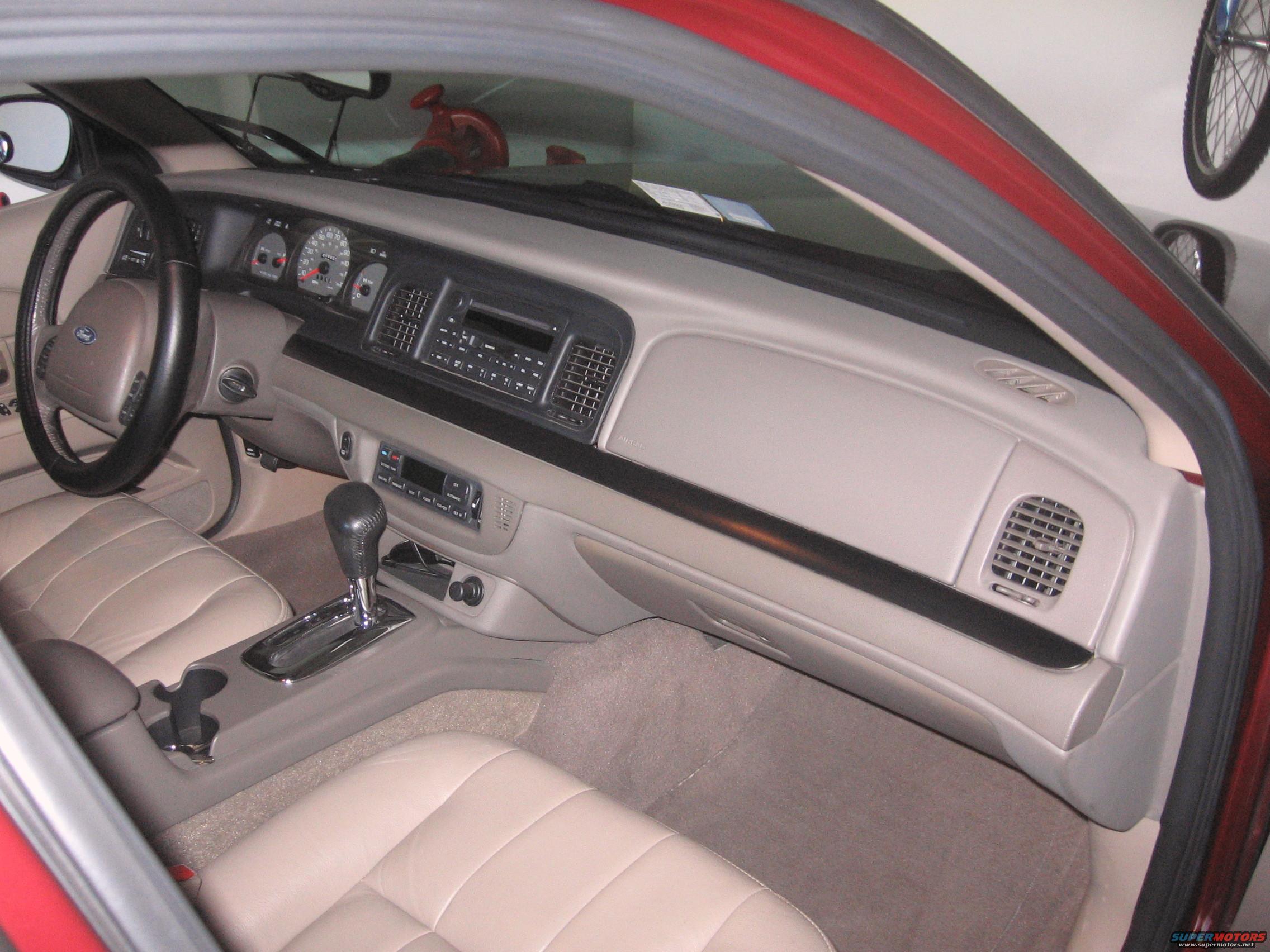 2004 Ford Crown Victoria photo