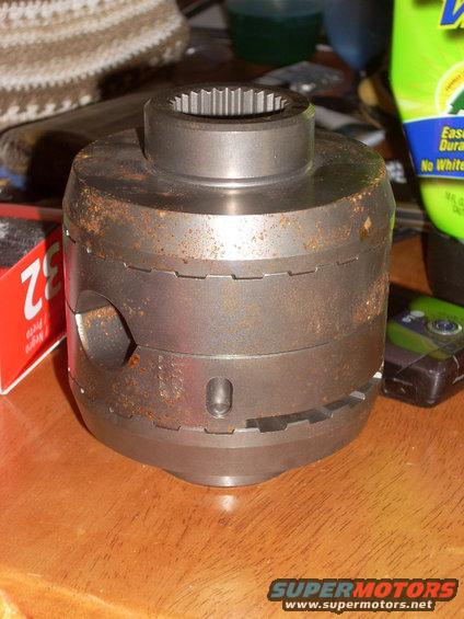 Rusty metal differential locker with splined opening on a wooden surface. A red box with '32' is to the left