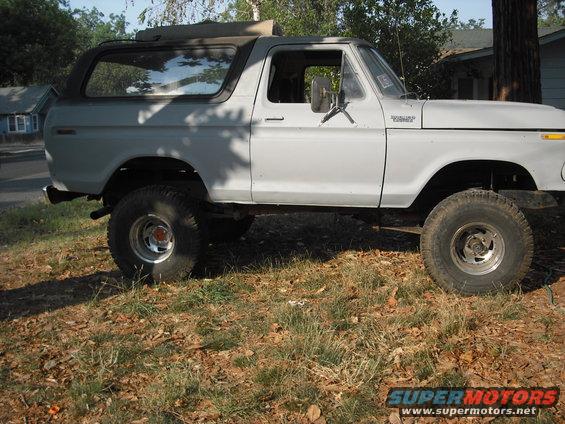 1978 Ford Bronco, side view, light gray paint, lifted suspension, aftermarket wheels