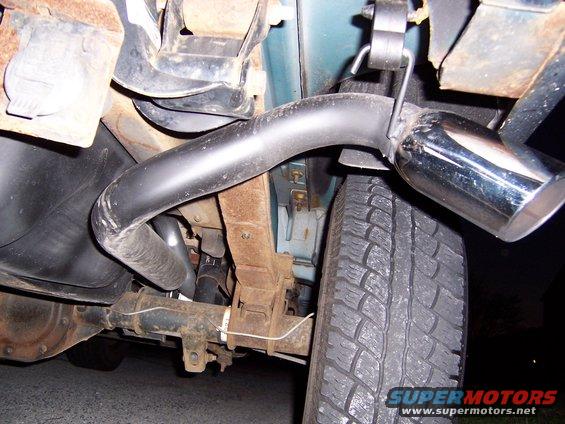 Rear tire and exhaust pipe of a vehicle