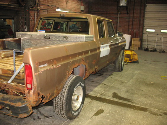 Brown 1978 Ford F-250 pickup truck, 3q-front view, showing significant rust