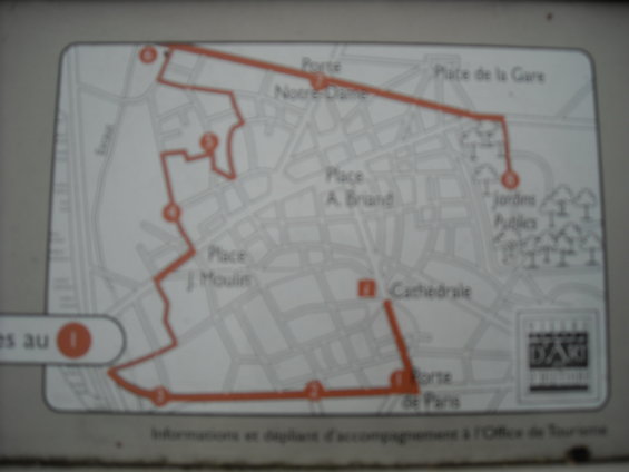 City map showing a red walking route with numbered stops, including Notre Dame and Cathedrale