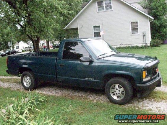 Green 1995 GMC Sierra 1500 pickup truck parked in a driveway
