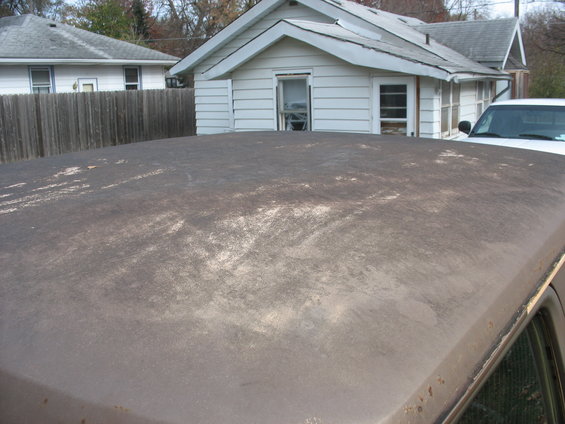 Worn vehicle roof with peeling paint