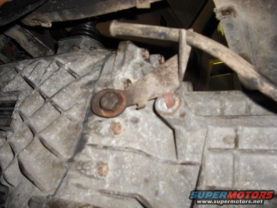 trans-swap-030.jpg neat thing that with a little modification the t-case breather tube fits in the holes for a manual t-case shifter mount