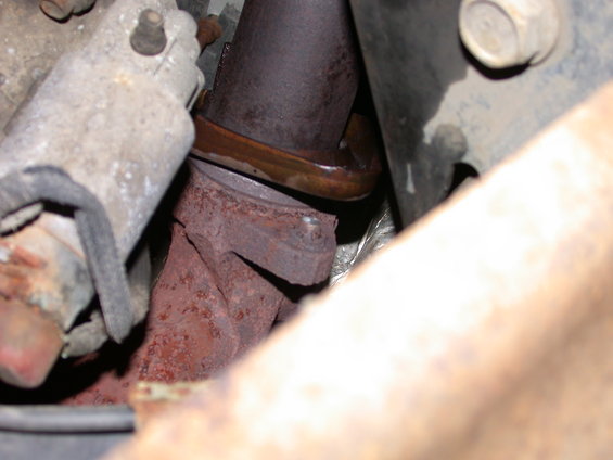Exhaust manifold connection with rust and metal components
