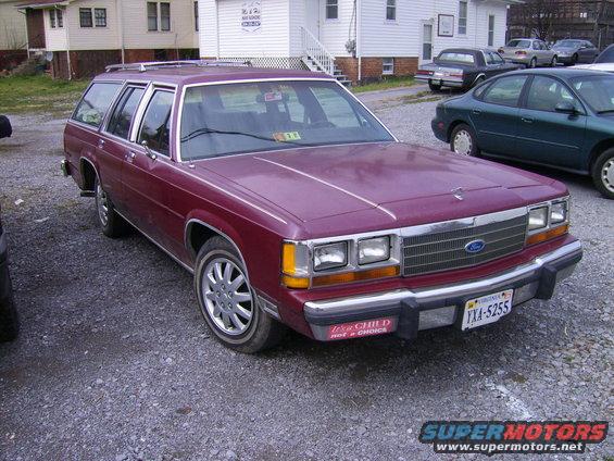 Maroon 1988 Ford Crown Victoria LTD wagon, 3q-front view