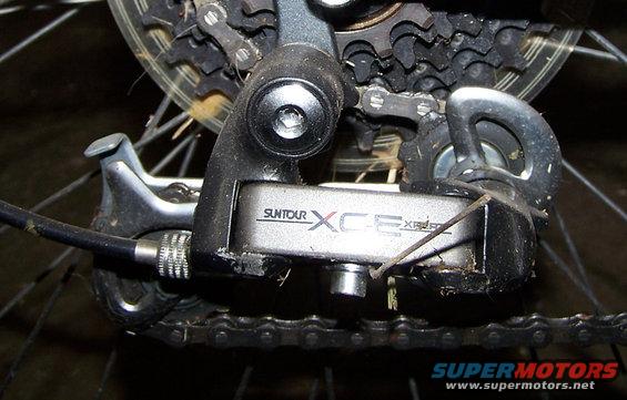 Suntour XCE rear derailleur on bicycle cassette and chain
