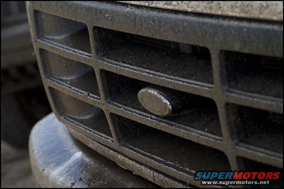 Black grille with silver emblem, 1996 Ford F-150