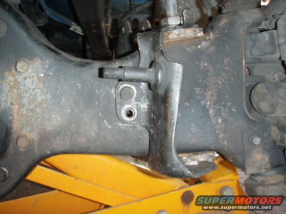 Driver side.  Heres a closer shot of that GD bracket.  I figure its a shock mount for teh dual shocks.  My Bronc not equiped, so I took it of.  Took ten minutes to line of the bolt holes on both radius arms.  Spent an hour and a half trying with the brackets on.
