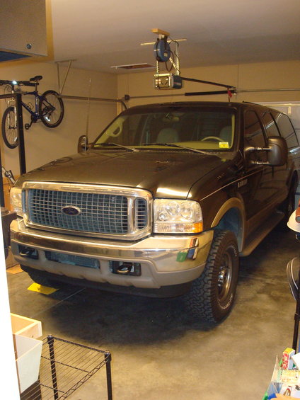 dsc01104.jpg Just sold the '07 Mustang, the Galaxie is away getting repaired...the Excursion finally gets some TLC and gets to be parked in the garage for a few days. First time in 3 years!