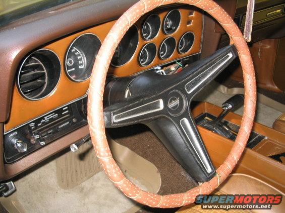dashstrwheelshifter.jpg Dash ... radio is AM/FM Stereo 8 Track