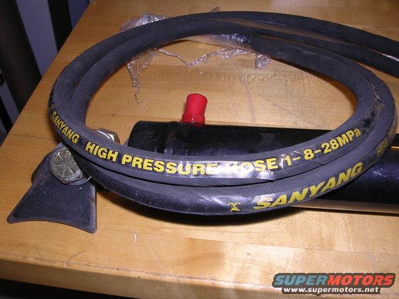 Hydraulic hose with Sanyang and 1-8-28MPa markings next to a cylinder