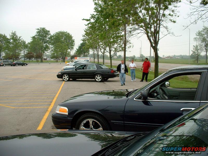 Dark blue 2000 Ford Crown Victoria 3q front view in parking lot