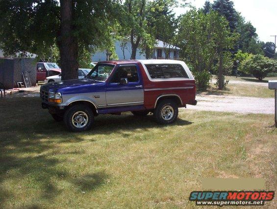 Blue and red Ford Bronco, 3q-front view. Front clip and doors appear to be from a later model