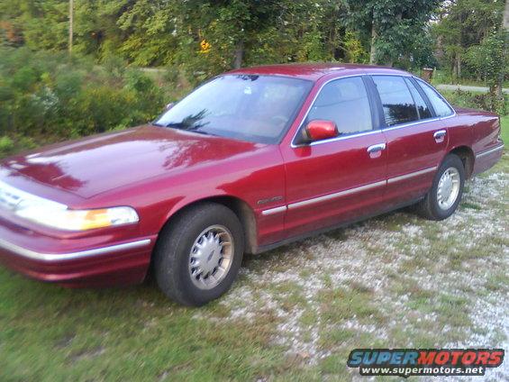 Red 1995 Ford Crown Victoria sedan, 3q-front view