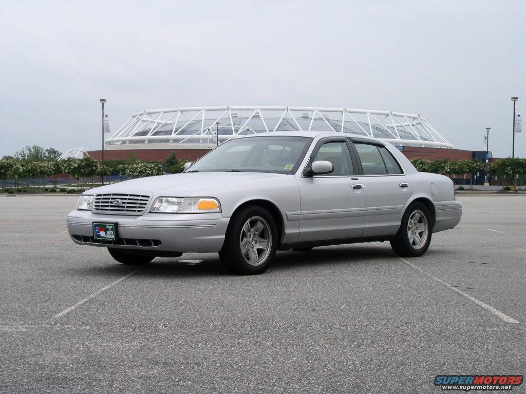 2001 Ford Crown Victoria photo