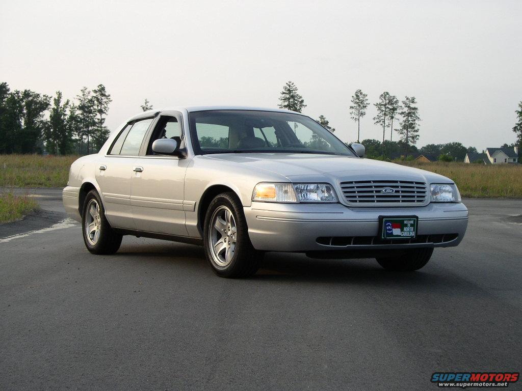 2001 Ford Crown Victoria photo