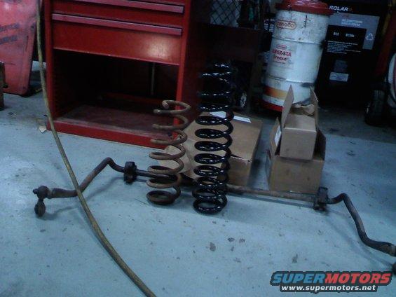 0207091002.jpg another shot of front springs, swaybar and other stuff in the boxes