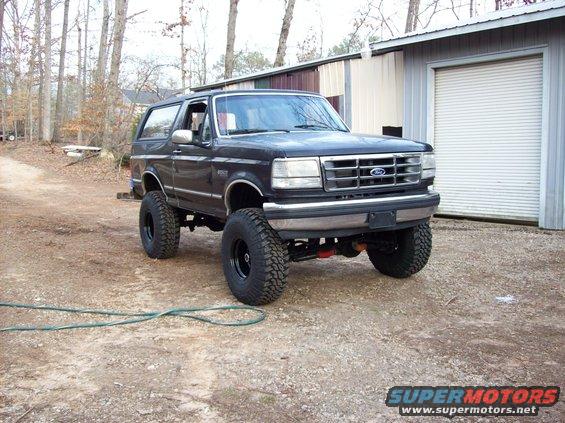 1992 Ford Bronco 3q-front view, lifted with large tires