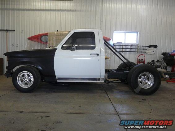 010.jpg Got the FastFord Fiberglass front fenders on it now.