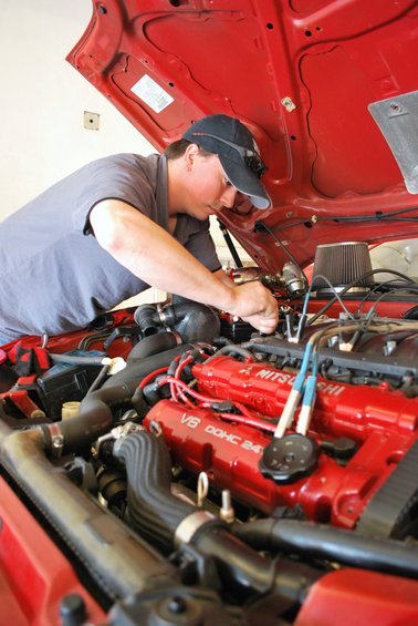 Red V6 DOHC 24 valve engine with Mitsubishi branding