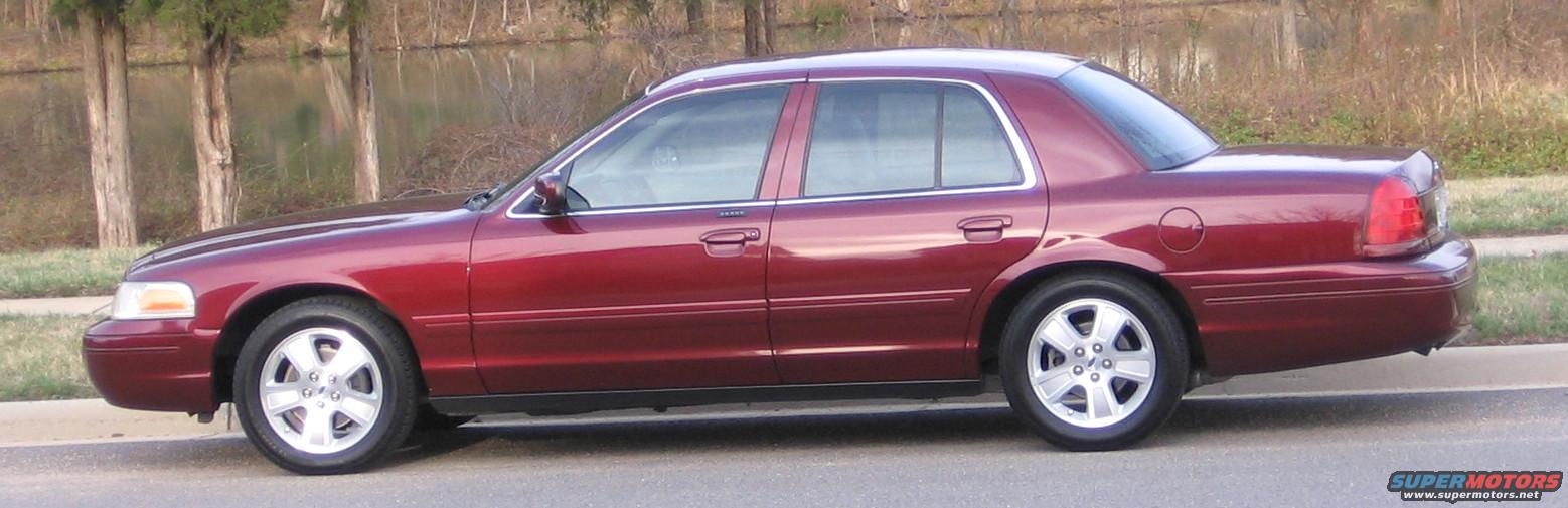 2004 Ford Crown Victoria photo