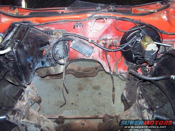 101_1237.jpg the empty engine bay, ready for the new 393 stroker 