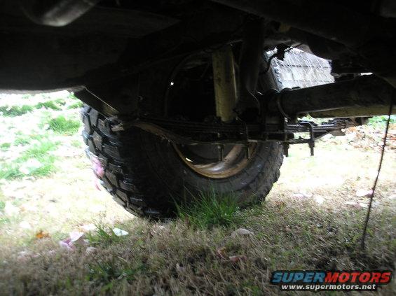 1987 Suzuki Samurai rear leaf spring suspension and tire