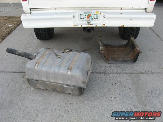 return-line-fitting-install-on-79-ford-bronco.jpg 