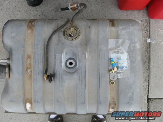 return-line-fitting-install-on-79-ford-bronco-(4).jpg 