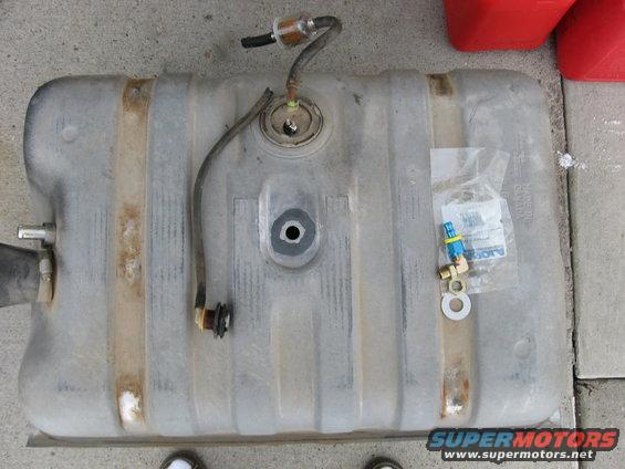 return-line-fitting-install-on-79-ford-bronco-(5).jpg 