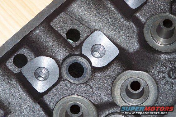 100_0853.jpg the slotted pedastals for the non-adjustable Ford rockers have been machined flat for screw-in studs and guide plates.