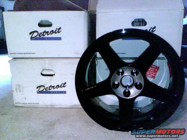 l_75d274f388c1e4008b2ebac2107be466.jpg AFTER. BUT I DIDNT LIKE THE GLOSS SO I TOKK SOME WET SAND PAPER AND JUST WENT OVER THE SPOKES!