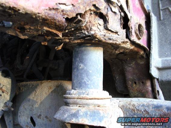 Heavily rusted frame and suspension components with visible Supermotors.net watermark