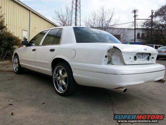 2003 Ford Crown Victoria, rear view, missing bumper and taillights, chrome wheels