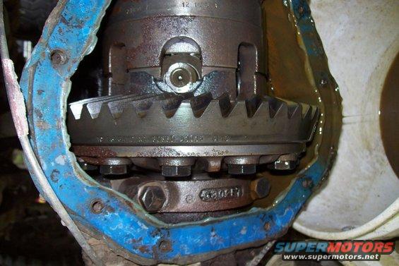 Differential gear assembly with blue gasket and oil