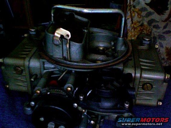 Holley carburetor with metal linkage and black base