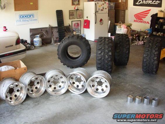 dscn1680.jpg Bought the wheels from RescueBronc and the tires from a jeeper. 35" TSL's and 15x10 Eagle Alloys.