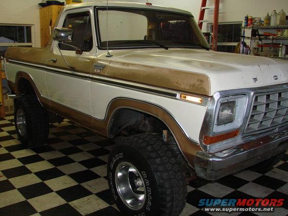 White and brown 1979 Ford Bronco front 3/4 view