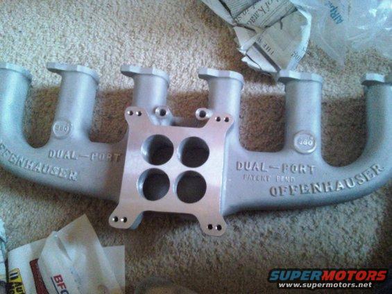 Offenhauser Dual-Port intake manifold with four carburetor mounting holes