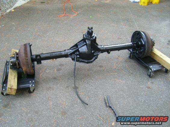 Rear axle assembly with drum brakes on dollies