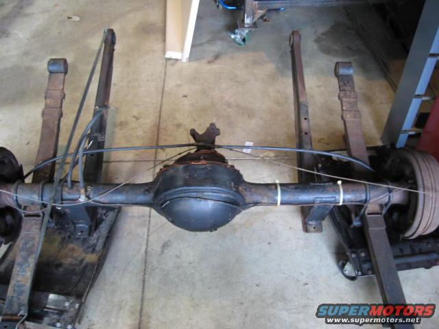 Rear axle assembly with leaf springs and brake drum