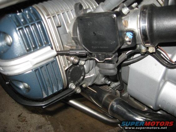 img_2471.jpg Left side cylinder showing negative gound plug for jump starting.

Note 12 o'clock position of bolt pattern at top of black plastic cover.