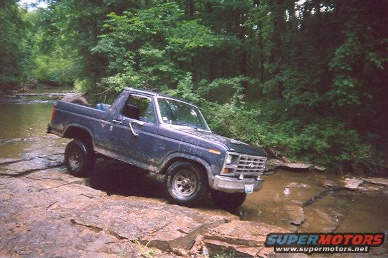 madflex.jpg man i love this flex shot -remember its totally stock and in that pic the front drivers side tire is a spare P235