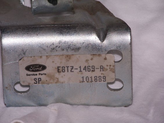 100_6604.jpg Earlier latch -Wrong for a 1990