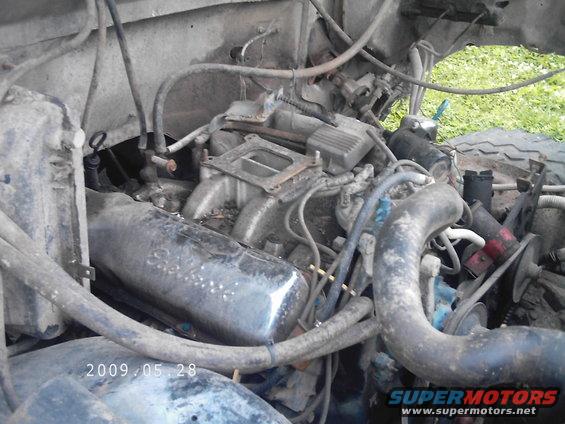 Engine bay with visible hoses, carburetor, and engine block. Date stamp reads 2009.05.28