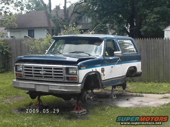 bronco-12.jpg The only way to fit the donor on the trailer was with my wheels and tires. So she got stuck on stands.